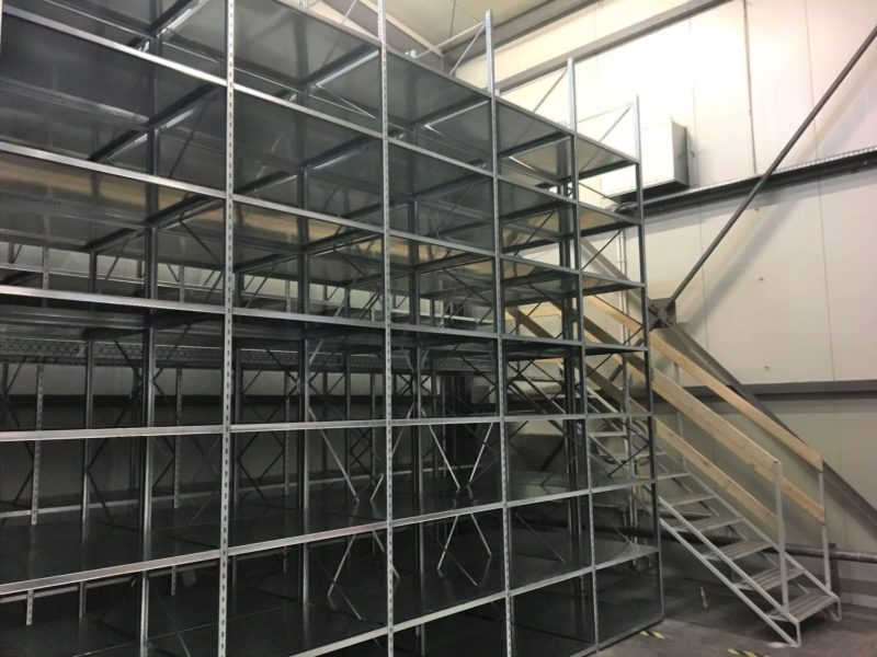 Zwischenregale und Treppen im Lager