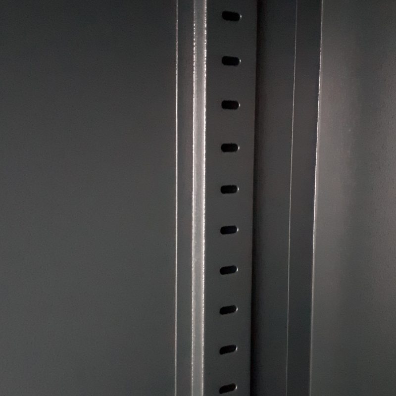 perforovaná šatníková skriňa SN950S