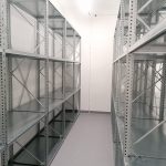 regał metalowy z półkami