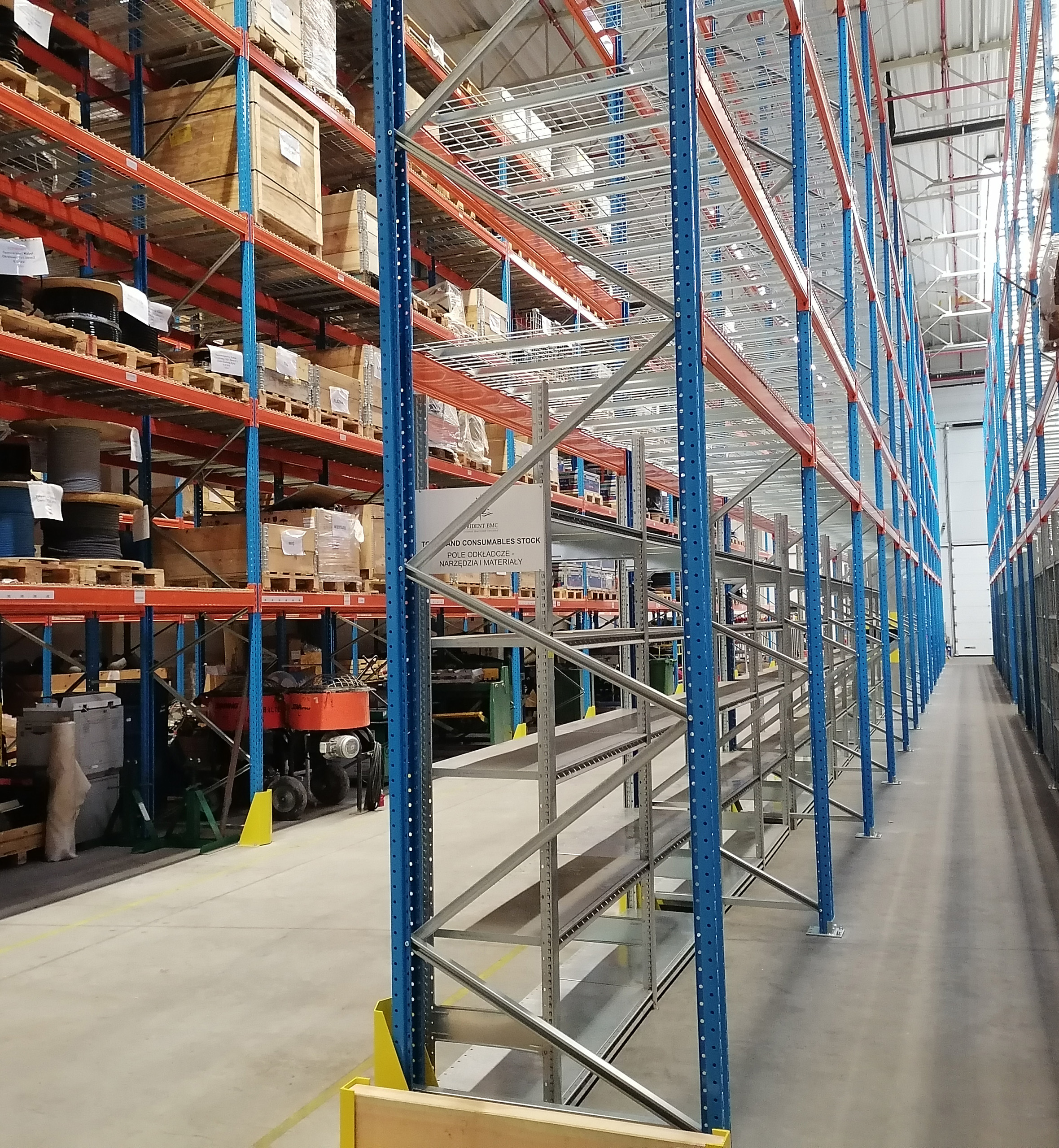 bezpieczeństwo w magazynie regały