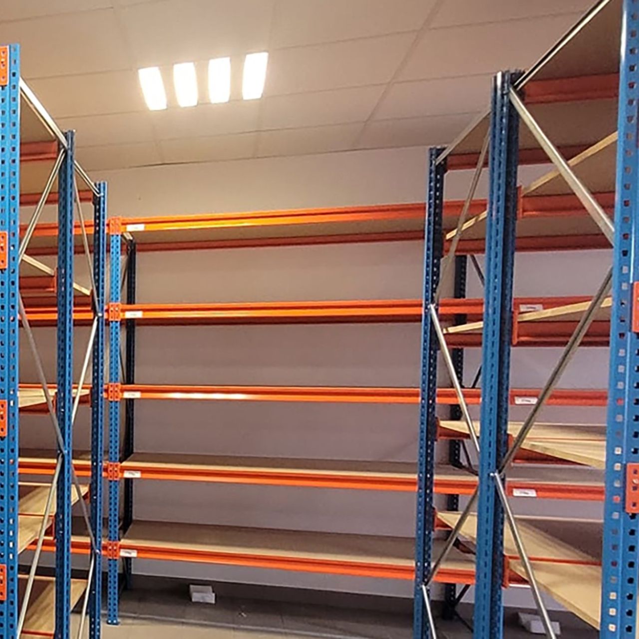 Montaż i demontaż regałów magazynowych — o czym należy pamiętać