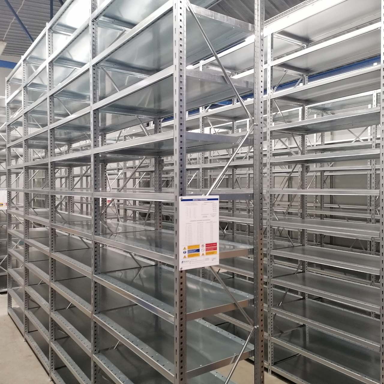 Oznakowanie regałów magazynowych — jak oznaczyć regały w magazynie?